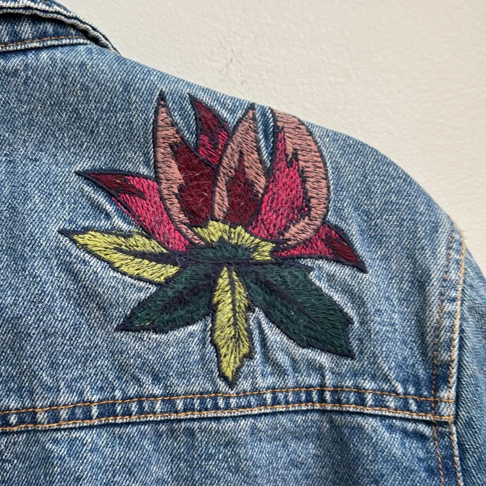 Embroidered floral denim jean jacket. Magnolia South Lizard Thicket. Size small. - Picture 10 of 11